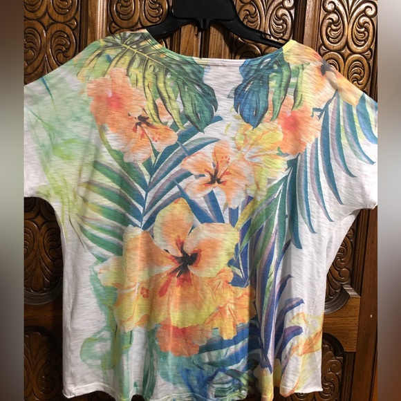 🌺Tropical 🌴 Woman’s Shirt.🌺🦜 - Picture 10 of 11